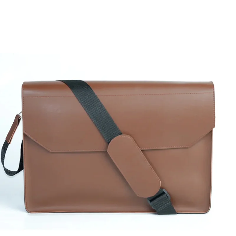 Laptop bag with a separate compartment for tablets and accessoriesLAPTOP BAG BROWN Laptop bag with a separate compartment for tablets and accessoriesLAPTOP BAG BROWN