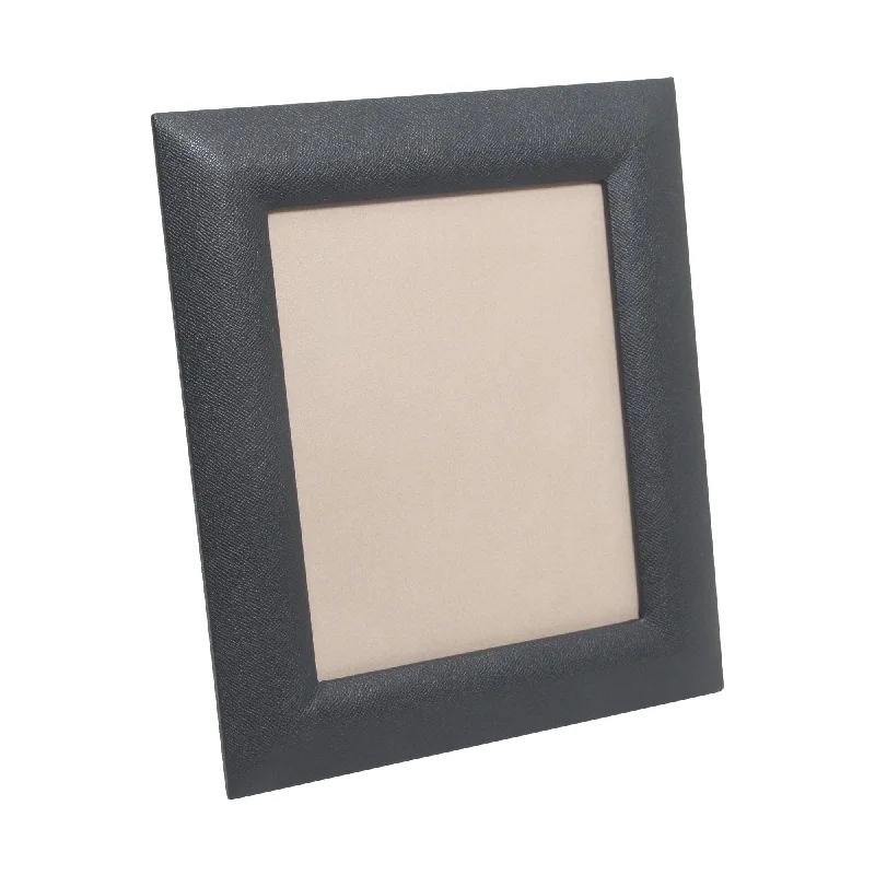 Travel bag with a detachable toiletry pouch for conveniencePEBBLED LEATHER PICTURE FRAME Travel bag with a detachable toiletry pouch for conveniencePEBBLED LEATHER PICTURE FRAME