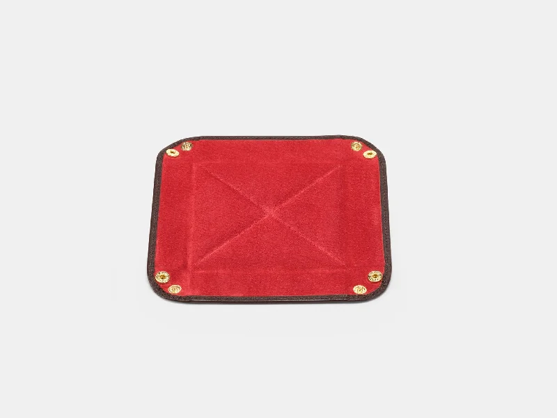 Travel bag with a retractable garment rack for easy unpackingLEATHER TRAVEL TRAY