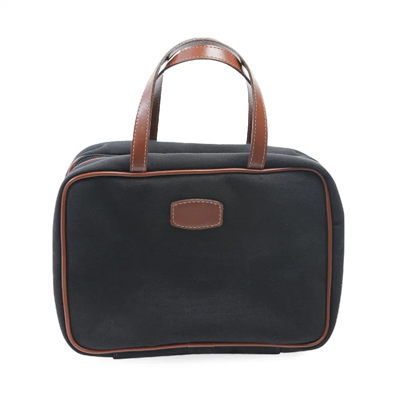 Vintage leather travel bag with brass accents for a classic and sophisticated lookCANVAS AND LEATHER TRAVEL KIT Vintage leather travel bag with brass accents for a classic and sophisticated lookCANVAS AND LEATHER TRAVEL KIT