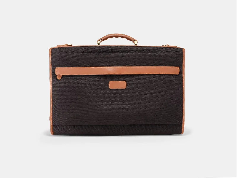 Vintage leather travel bag with brass accents for a classic and sophisticated lookTRI FOLD GARMENT BAG Vintage leather travel bag with brass accents for a classic and sophisticated lookTRI FOLD GARMENT BAG