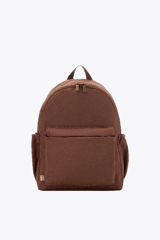 Travel bag with a retractable garment rack for easy unpackingThe BÉISics Backpack in Maple Travel bag with a retractable garment rack for easy unpackingThe BÉISics Backpack in Maple