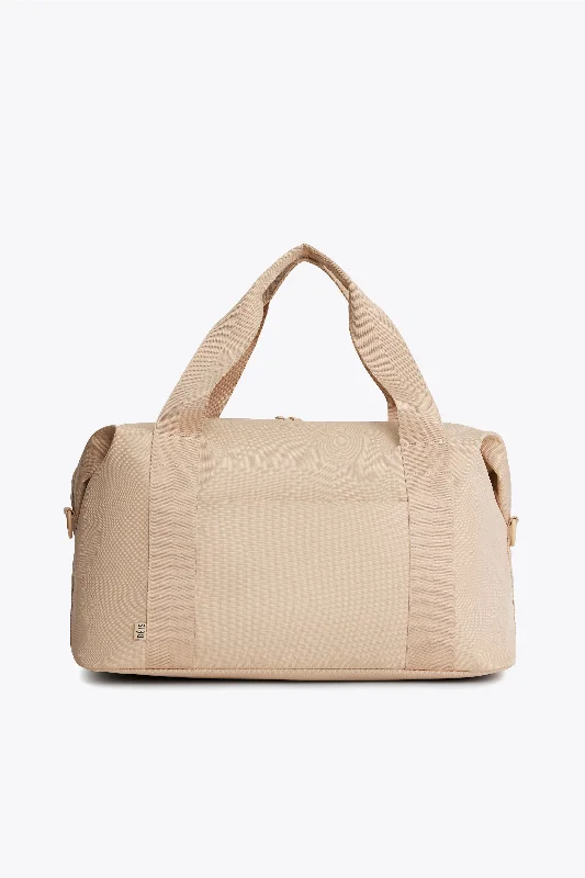 Convertible travel bag that can be used as a backpack or toteThe BÉISics Duffle in Beige Convertible travel bag that can be used as a backpack or toteThe BÉISics Duffle in Beige