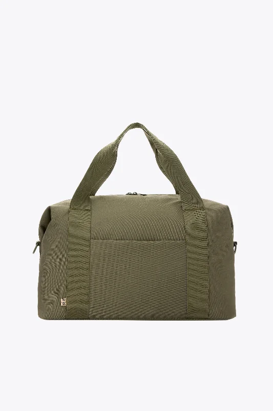 Travel bag with a built - in power bank charger for on - the - go device chargingThe BÉISics Duffle in Olive Travel bag with a built - in power bank charger for on - the - go device chargingThe BÉISics Duffle in Olive
