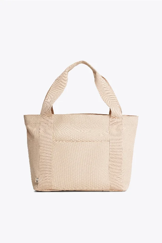 Travel bag with a retractable garment rack for easy unpackingThe BÉISics Tote in Beige Travel bag with a retractable garment rack for easy unpackingThe BÉISics Tote in Beige