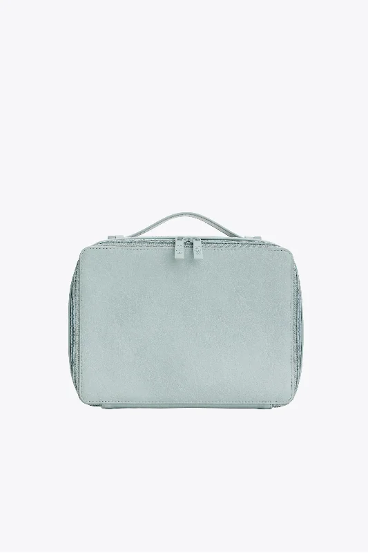 Rolling travel bag with adjustable telescopic handle for different user heightsThe Cosmetic Case in Slate Rolling travel bag with adjustable telescopic handle for different user heightsThe Cosmetic Case in Slate