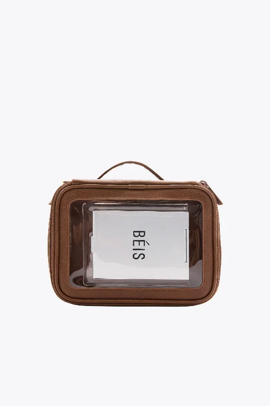 Vintage leather travel bag with brass accents for a classic and sophisticated lookThe On The Go Essential Case in Maple Vintage leather travel bag with brass accents for a classic and sophisticated lookThe On The Go Essential Case in Maple