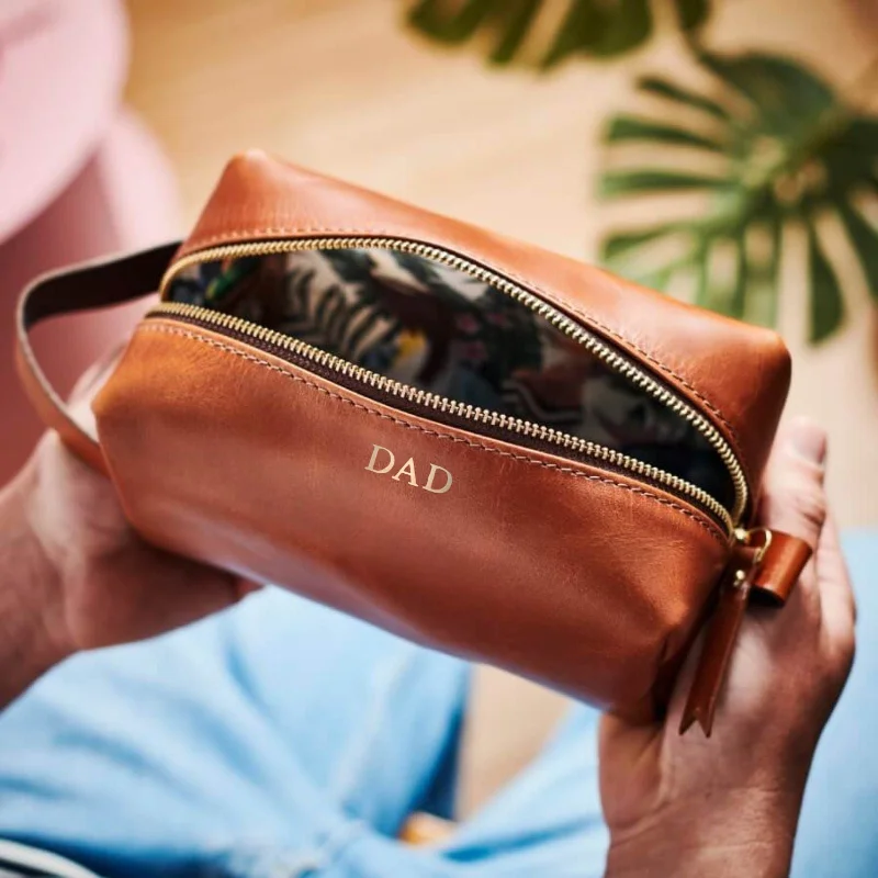 Garment - protected travel bag with hanging system for suits and dressesPersonalised Travel Leather Wash Bag with Tropical Lining Garment - protected travel bag with hanging system for suits and dressesPersonalised Travel Leather Wash Bag with Tropical Lining
