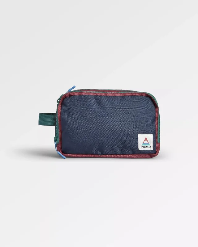 Men's canvas backpack with a durable frame for heavy loadsTravel Recycled Wash Kit - Samba/ Deep Navy Men's canvas backpack with a durable frame for heavy loadsTravel Recycled Wash Kit - Samba/ Deep Navy