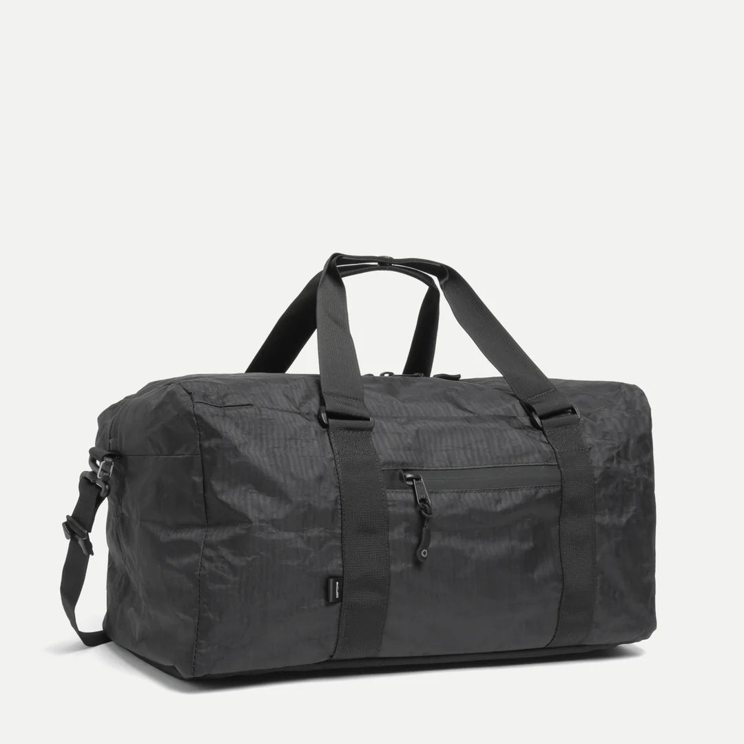Vintage leather travel bag with brass accents for a classic and sophisticated lookWeekender - RND Edition - Black Dyneema Vintage leather travel bag with brass accents for a classic and sophisticated lookWeekender - RND Edition - Black Dyneema